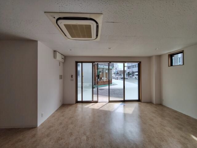 【岸和田市・岸和田駅徒歩6分】南海電鉄本線　商店街すぐ！角地　飲食店可　1フロア1テナント　12.35坪　賃料9.90万円